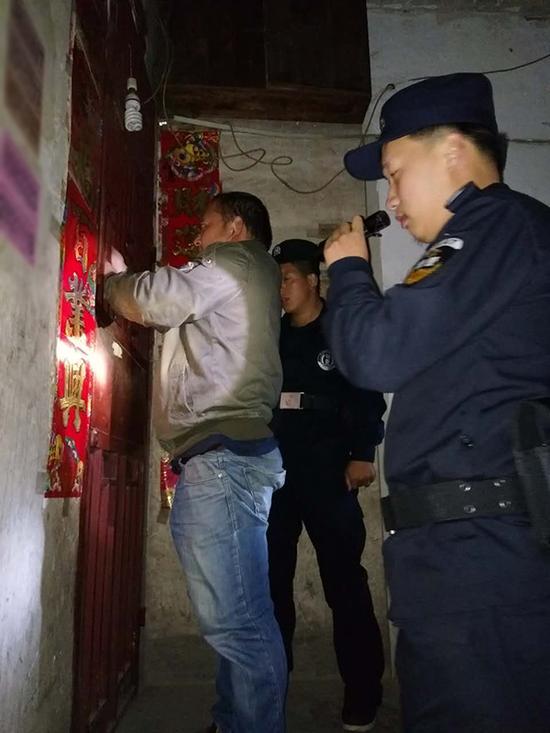 松原粗心妈妈误将幼女锁家中 民警全城寻开锁师傅开门