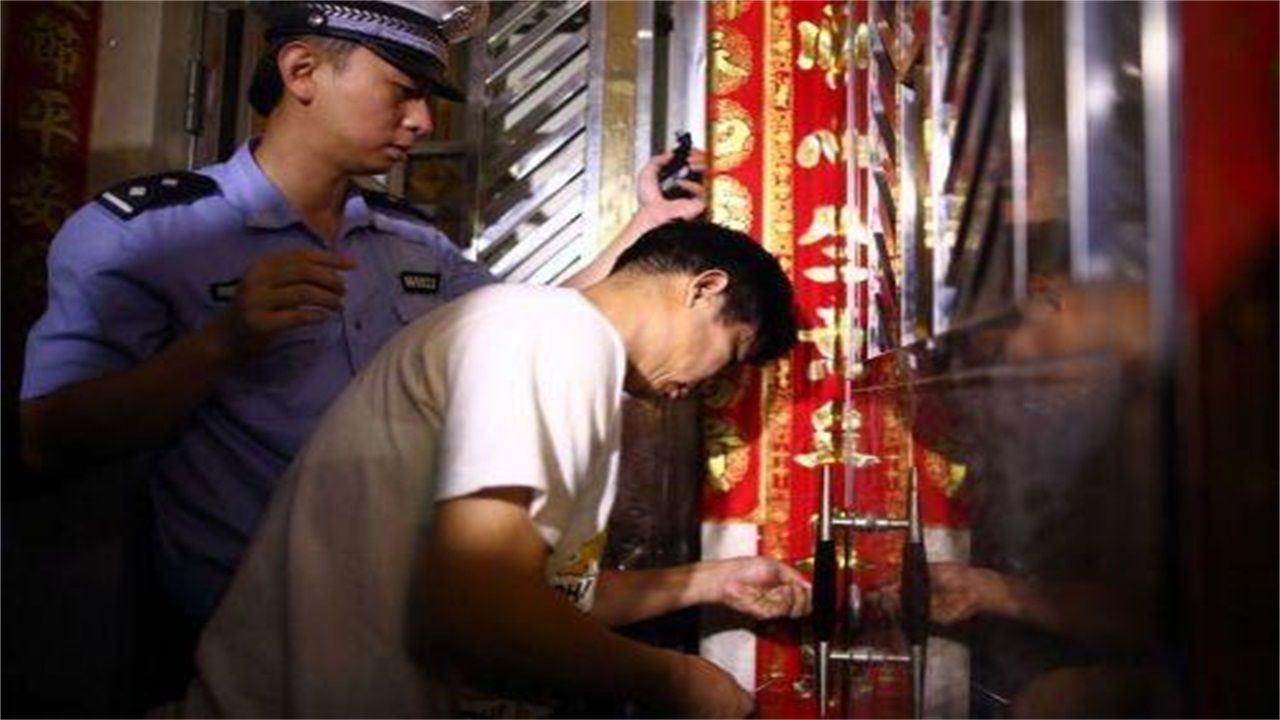 松原请开锁师傅开了锁后，师傅为什么一般都不进门，就算主人请也不进去？